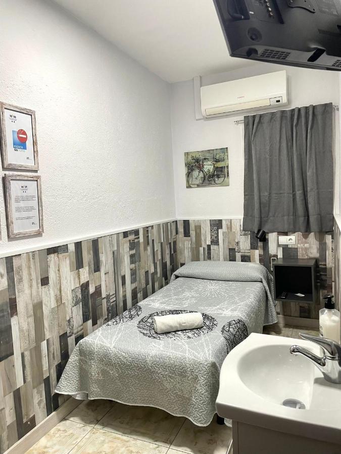 Hostal Restaurante Avenida De Madrid Terrassa Kültér fotó