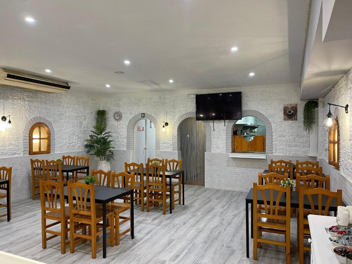 Hostal Restaurante Avenida De Madrid Terrassa Kültér fotó