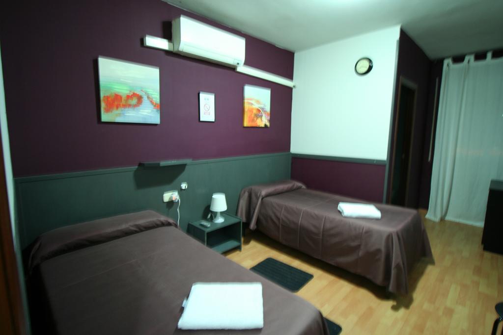 Hostal Restaurante Avenida De Madrid Terrassa Kültér fotó
