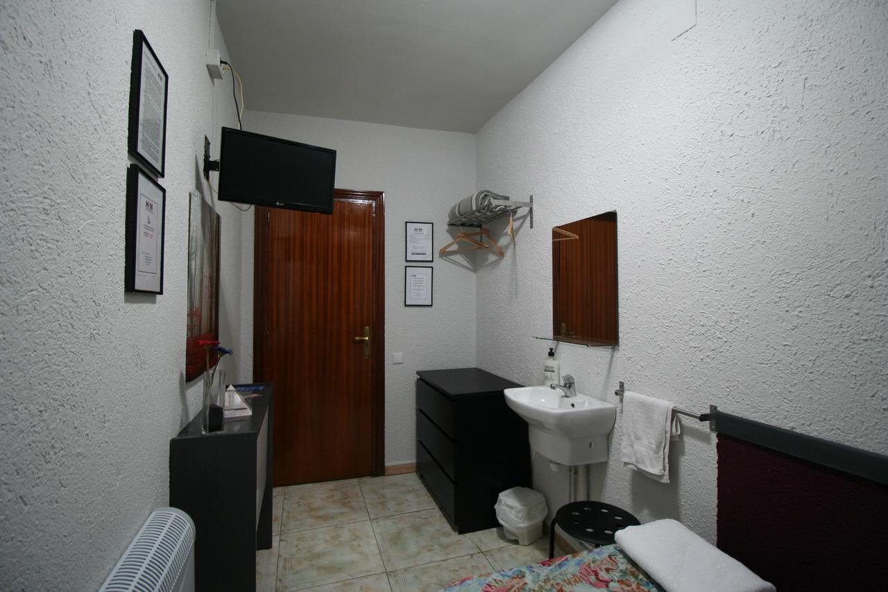 Hostal Restaurante Avenida De Madrid Terrassa Kültér fotó